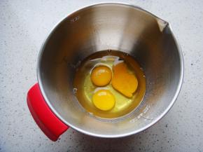 鸡蛋三个打入盆中。