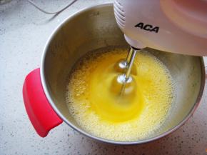 电动打蛋器高速打发。