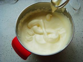 提起打蛋器画“8”字，纹路不消失就可以了。