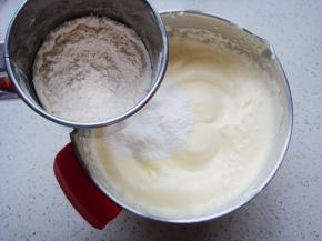 分两次筛入低筋面粉，边翻拌边筛入。要用翻拌的手法，不可画圈避免消泡。