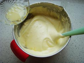 看不到干面粉即可倒入玉米油、纯牛奶，边倒边翻拌均匀。