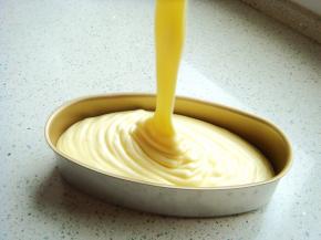 把蛋糊倒入三能乳酪蛋糕模中至八九分满。