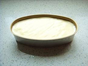 在台面上镇几下镇出大气泡。