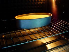 烤箱提前预热：上140度，下135度，放中下层烤55分钟。最后15分钟的时候，上155度，下150度上色至烘烤时间结束。出炉后无需倒扣，晾凉后倒扣即可轻松脱模。