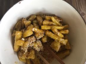 倒入好吃点饼干碎里，快速翻拌均匀，使每根菠萝条都均匀的裹满好吃点饼干碎