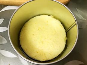 盒子里先放入一片蛋糕片