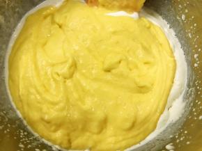 芒果芝士糊倒入打发好的奶油里