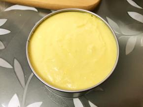 再舀入芒果芝士糊震平，盖上盖子或者蒙上保鲜膜放入冰箱冷藏4个小时左右至凝固
用模具做的话分三次
我用盒子两片蛋糕片就可以