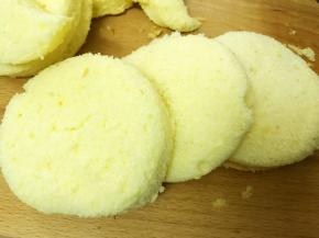 戚风蛋糕分片，如果用六寸的模具分三片即可
我做的盒子就照着盒子的形状刻出蛋糕片，边角料也可以用哦