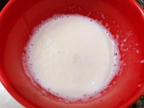 牛奶里加入吉利丁粉拌匀备用
泡过的吉利丁粉会膨胀