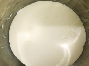 淡奶油打发至可以流动的状态