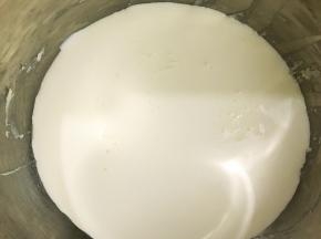 淡奶油打发至可以流动的状态