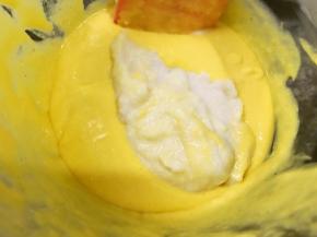 第一步泡上的吉利丁牛奶加入芒果芝士糊里拌匀