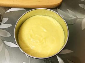 再舀入几勺芒果芝士糊震平