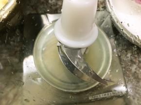 料理机里加入柠檬汁