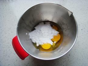 挤入柠檬汁，加入盐、白砂糖。