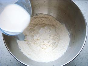 酵母粉倒入牛奶中搅拌融化，倒入面粉中。