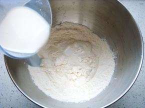 酵母粉倒入牛奶中搅拌融化，倒入面粉中。