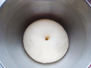 手指沾少许面粉在中间扎孔不回缩就发酵好了。