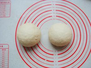 面团平均分成两个剂子排气揉圆。