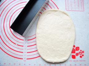 面团擀成宽度与模具一样大小的面片。