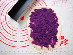 抹上一层紫薯泥，底部边缘压薄方便封口。