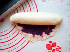 由上至下卷起来，封口向下放。