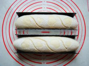 放上喜欢的花模片，筛上一层薄薄的面粉，随意割出花纹。