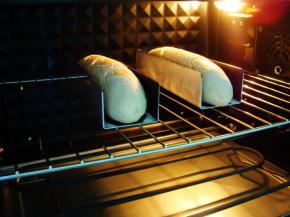 烤箱提前预热：上195度，下190度，放中层，烤25分钟即可。