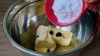 糖粉分三次加入黄油中，且每次要彻底搅打融化糖粉