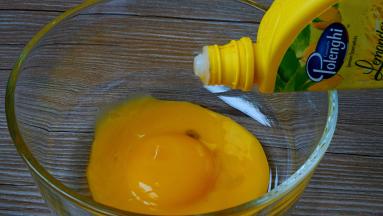 蛋黄中加入柠檬汁搅匀