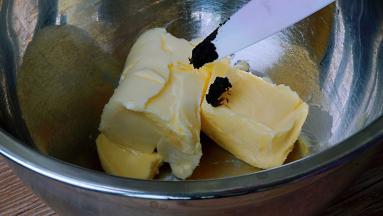 香草籽加入室温软化的黄油中