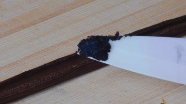 香草荚切开，用刀背取籽