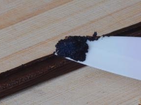 香草荚切开，用刀背取籽