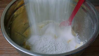 粉类过筛加入黄油糊中，用刮刀翻拌至均匀