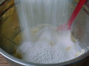 粉类过筛加入黄油糊中，用刮刀翻拌至均匀