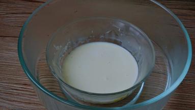 淡奶油隔水加温至约四十度