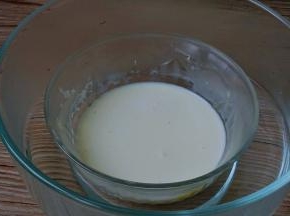 淡奶油隔水加温至约四十度