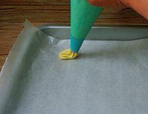 装入裱花袋，烤盘铺上油纸，依次挤入烤盘，烤箱180度预热十分钟。烤盘送入烤箱中层，下火170度，上火180度烤十分钟，再转下火150度，上火不变继续烤八到十分钟