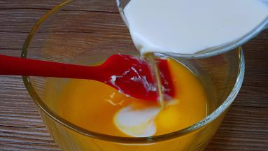 淡奶油慢慢加入蛋黄中搅匀