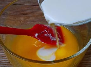 淡奶油慢慢加入蛋黄中搅匀