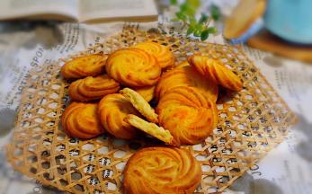 一盘充满香草香气的奶味十足的香草曲奇就烤好了，喝一杯奶茶或咖啡，来几块曲奇，美好的下午茶开启了