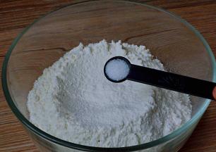 将盐加入粉类，搅拌均匀