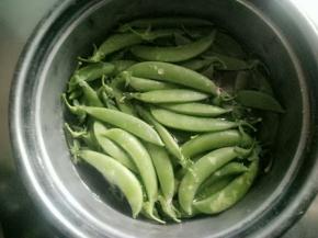 甜豆用水泡泡，洗净