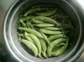 甜豆用水泡泡，洗净