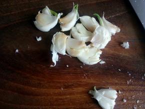 准备配料，蒜拍散