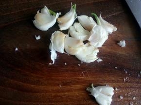 准备配料，蒜拍散