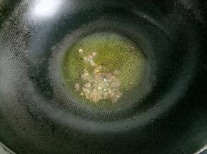 放入花椒粒爆香