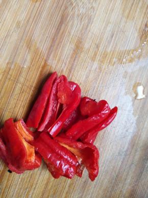 红椒也切成片