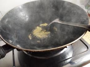 热锅入油放入姜丝